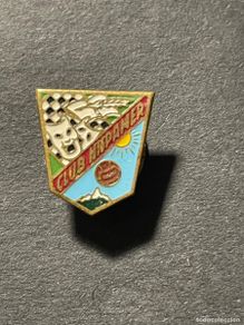 Coleccionismo deportivo: FUTBOL - ANTIGUA INSIGNIA SOLAPERA CLUB HISPAMER - PARTE POSTERIOR IGKR BARCELONA - 1,5X1,5 CM.